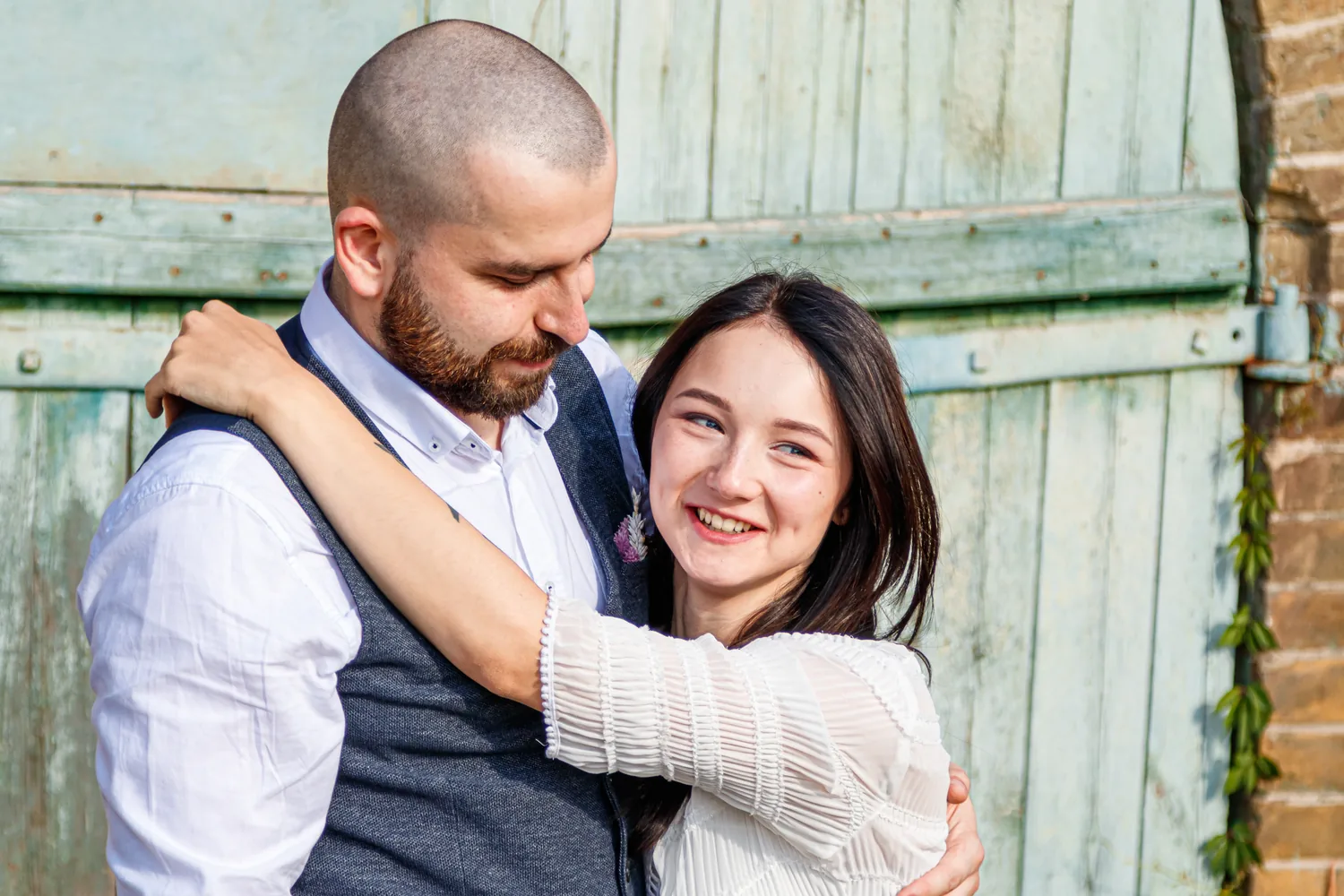 Couple smiling in an outdoor embrace, alongside relationship questions about HSV-1 and HSV-2